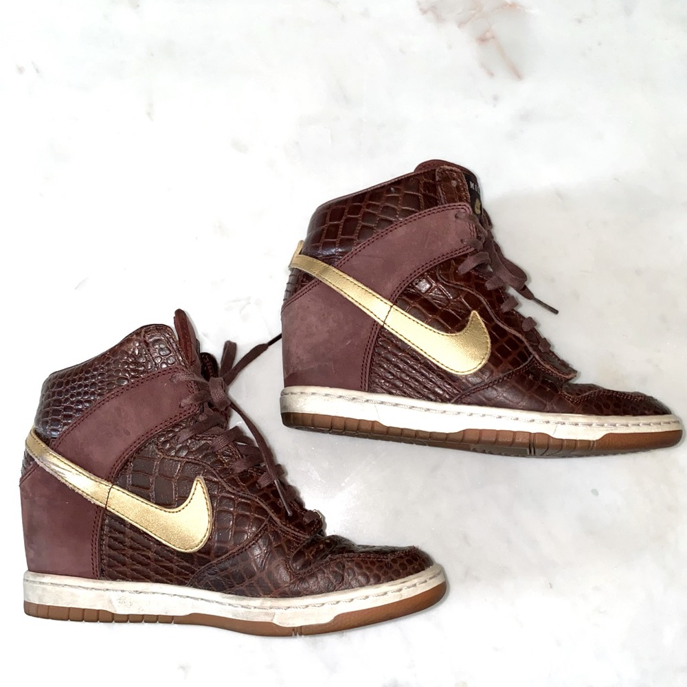 NIKE MILAN
WMNS DUNK SKY HI CITY FW QS
METALLIC GOLD / CHOCOLATE
US (7) /EU 38 - Picture 2 of 13